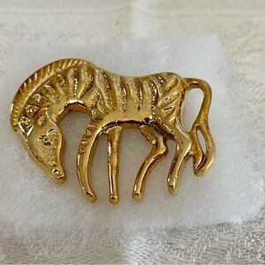 Vintage Gold-Tone Zebra Horse Brooch Pin – Retro Statement Animal Jewelry